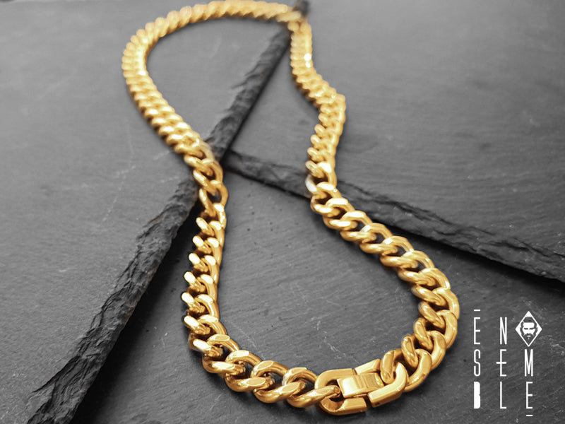 Le catene dorate sono molto in voga in questo periodo e non c'è sicuramente da stupirsi. Semplice, classica e con un design discreto, questa bellissima collana è realizzata in acciaio con maglia Cubana, versione è da 11 mm con chiusura a pressione che la rende veramente molto salda