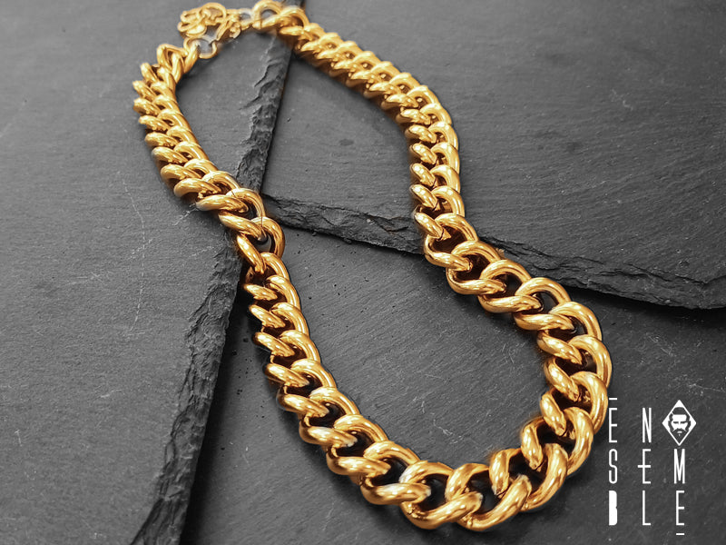 Le catene dorate sono molto in voga in questo periodo e non c'è sicuramente da stupirsi. Semplice, classica e con un design discreto, questa bellissima collana è realizzata in acciaio con maglia Cubana, versione è da 16 mm con chiusura a moschettone.