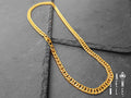 Le catene dorate sono molto in voga in questo periodo e non c'è sicuramente da stupirsi. Semplice, classica e con un design discreto, questa bellissima collana è realizzata in acciaio con maglia Cubana, versione è da 7 mm con chiusura a moschettone