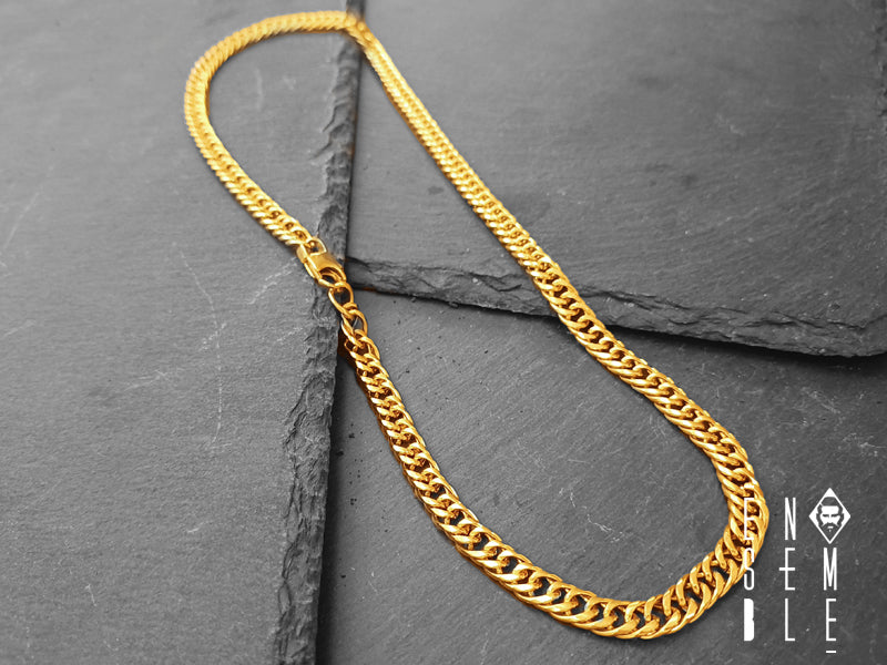 Le catene dorate sono molto in voga in questo periodo e non c'è sicuramente da stupirsi. Semplice, classica e con un design discreto, questa bellissima collana è realizzata in acciaio con maglia Cubana, versione è da 7 mm con chiusura a moschettone