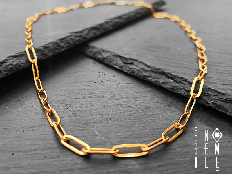 Le catene dorate sono molto in voga in questo periodo e non c'è sicuramente da stupirsi. Semplice, classica e con un design minimalista, questa bellissima collana è realizzata in acciaio con maglia Graffetta da 4 mm con chiusura a moschettone