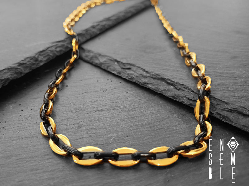 Le catene dorate sono molto in voga in questo periodo e non c'è sicuramente da stupirsi. Semplice, classica e con un design minimalista, questa bellissima collana è realizzata in acciaio bicolor oro/nero con maglia Ovale da 7 mm e chiusura a moschettone
