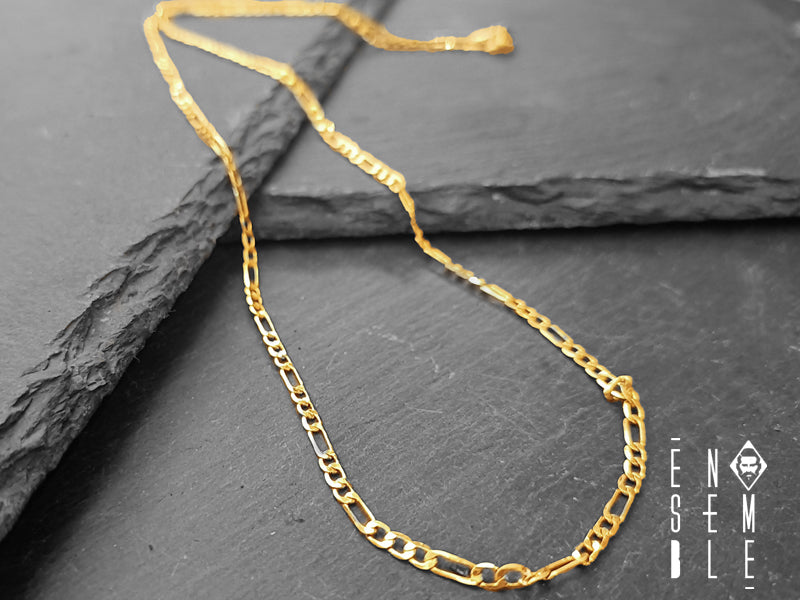 Indossa questa catena in acciaio con maglia Figaro da sola o abbinala al tuo ciondolo preferito. In qualunque modo deciderai di indossarla, la chiusura a moschettone la manterrà saldamente sul collo tutto il giorno.