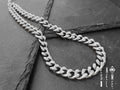 Una collana da uomo in acciaio maglia Cubana con scintillanti pietre di zirconia – brillanti come diamanti ma a una frazione del prezzo. Sfoggia un look lussuoso senza rompere il salvadanaio.