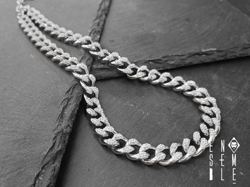 Una collana da uomo in acciaio maglia Cubana con scintillanti pietre di zirconia – brillanti come diamanti ma a una frazione del prezzo. Sfoggia un look lussuoso senza rompere il salvadanaio.