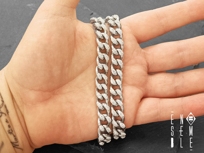 Collana con pietre di zirconia incastonate nelle maglie, assicurando che non cadano nel tempo. La finitura lucida all'interno offre comfort a contatto con la pelle.