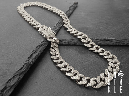 Fresca, elegante e senza tempo. Questa collana da uomo è disponibile in un design con catena cubana ispirato allo street style con pietre di zirconia. Tutta la lucentezza dei diamanti a una frazione del prezzo.