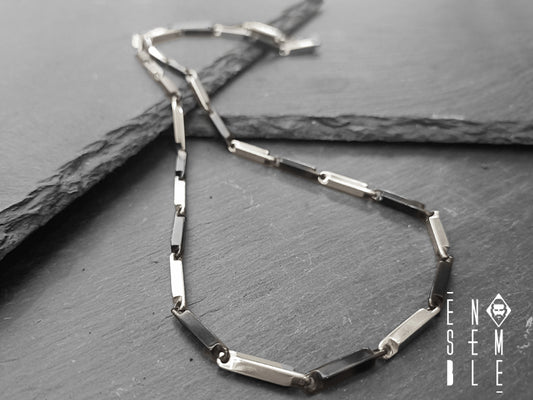 Se non vuoi seguire la massa, regalati un accessorio diverso come questa elegante collana a catena bicolor da 3 mm.
