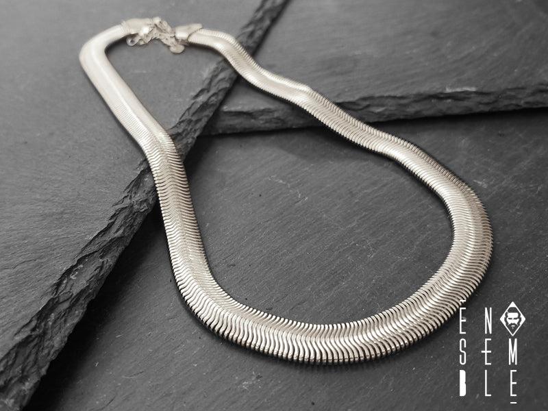 La collana Snake Flat è un gioiello unico: leggero e flessibile, è caratterizzato da una preziosa maglia metallica in cui scorre un’anima morbida e malleabile. In questa versione, la maglia è in acciaio dorato da 10 mm e la lunghezza è perfetta per essere modellata intorno al collo. Un gioiello dal carattere maschile e dallo stile unisex adatto anche a un pubblico femminile dalla forte personalità.