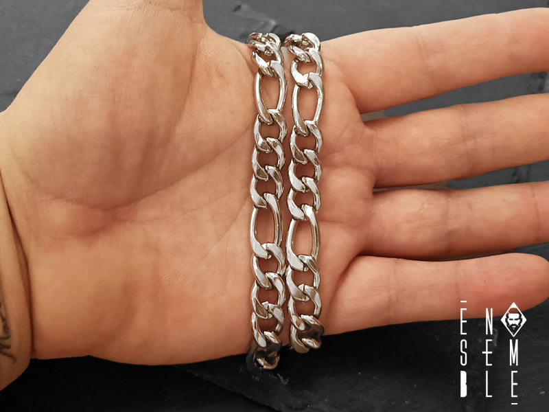 Collana Ensemble versione con maglia di 10 mm di larghezza, è realizzata in acciaio inossidabile e si fissa con una sicura chiusura a moschettone per una vestibilità comoda.