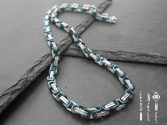 La bellezza di una catena in acciaio con finitura argento sta nella sua facilità di abbinamento con molti look e stili diversi. È un gioiello che piace a molti e proprio per questo è una delle primissime scelte quando si cerca un regalo di qualità per occasioni importanti.