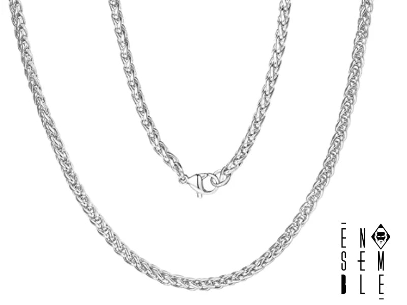 La collana Ensemble in maglia a grano da 5 mm è un gioiello che unisce la robustezza dell'acciaio inossidabile 304 alla raffinatezza di una finitura argentata. Il suo design imponente, ma allo stesso tempo elegante, la rende perfetta per chi ama uno stile deciso e di carattere. Un accessorio versatile, ideale per completare un look casual o per impreziosire un outfit più formale. La sua qualità superiore garantisce una lunga durata nel tempo.
