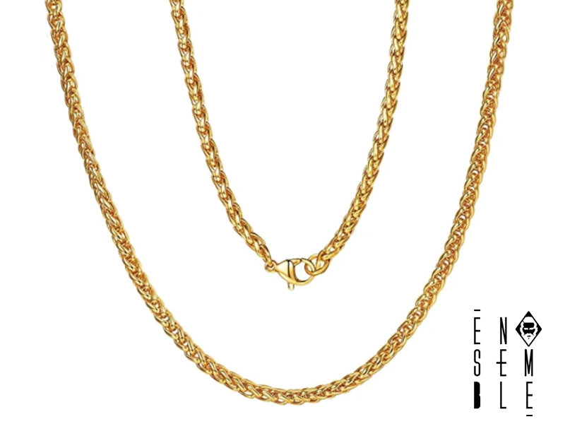 Immagina: una maglia a grano in acciaio inossidabile 304, dorata come il sole al tramonto, che si avvolge intorno al tuo collo con una morbida eleganza. Ogni maglia, di 5 mm di diametro, è un piccolo capolavoro di precisione, una testimonianza della cura artigianale che caratterizza Ensemble.