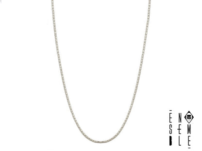 Lasciati conquistare dall'eleganza discreta della collana Ensemble! Realizzata con una raffinata maglia coreana in acciaio inossidabile 304, questa collana è un inno alla semplicità. Il diametro di 1 mm della maglia crea un effetto delicato e sofisticato, perfetto per chi ama uno stile minimalista ma di grande impatto. Indossala tutti i giorni, per un tocco di classe senza tempo.