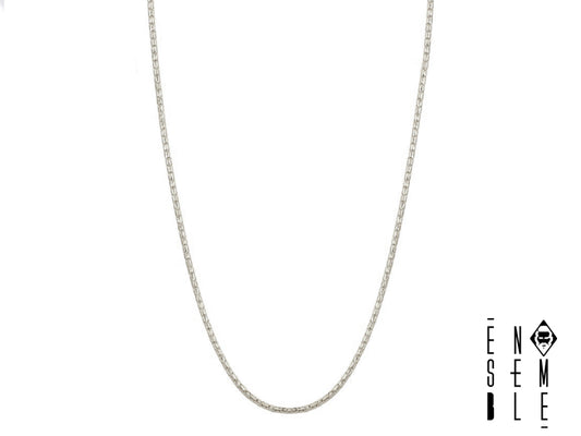 Lasciati conquistare dall'eleganza discreta della collana Ensemble! Realizzata con una raffinata maglia coreana in acciaio inossidabile 304, questa collana è un inno alla semplicità. Il diametro di 1 mm della maglia crea un effetto delicato e sofisticato, perfetto per chi ama uno stile minimalista ma di grande impatto. Indossala tutti i giorni, per un tocco di classe senza tempo.