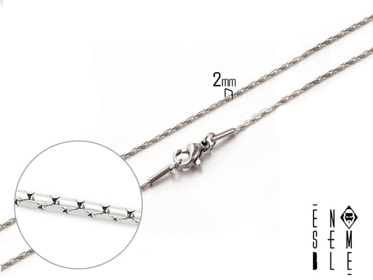 Lasciati conquistare dall'eleganza discreta della collana Ensemble! Realizzata con una raffinata maglia coreana in acciaio inossidabile 304, questa collana è un inno alla semplicità. Il diametro di 2 mm della maglia crea un effetto delicato e sofisticato, perfetto per chi ama uno stile minimalista ma di grande impatto. Indossala tutti i giorni, per un tocco di classe senza tempo.