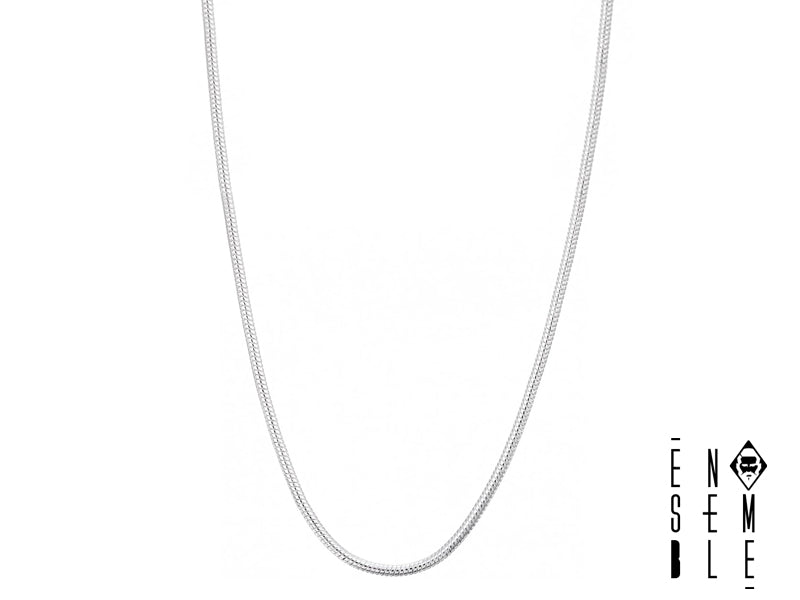 Preparati a essere conquistato dalla collana Ensemble in maglia spina di pesce! Realizzata in acciaio inossidabile 304 con una finitura argentata, questa collana è un gioiello di precisione e stile. Il diametro di 0.8 mm della maglia crea un effetto delicato e raffinato, come una carezza sulla pelle. Indossala tutti i giorni, per un tocco di eleganza discreta ma di grande impatto. È così leggera che ti dimenticherai persino di averla, ma così elegante che tutti gli altri se ne accorgeranno!