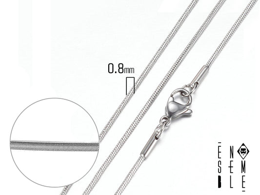 Questa collana Ensemble non è solo un gioiello, è un'affermazione di stile. La maglia spina di pesce in acciaio inossidabile 304 argentato, con il suo diametro di 0.8 mm, è un capolavoro di delicatezza e precisione. Perfetta per chi ama uno stile minimalista ma con un tocco di carattere, questa collana è versatile e adatta a ogni occasione. Indossala con un look casual o con un outfit più elegante, il risultato sarà sempre impeccabile.