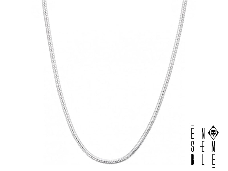 La collana Ensemble è più di un semplice accessorio: è un'espressione della tua personalità. La maglia spina di pesce, realizzata in acciaio inossidabile 304 con finitura argentata, è un dettaglio di classe che non passa inosservato. Il diametro di 1.2 mm crea un effetto delicato e sofisticato, perfetto per chi ama la semplicità e l'eleganza senza tempo. Un gioiello versatile, che ti accompagnerà in ogni momento della tua giornata.