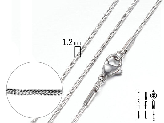 Questa collana Ensemble non è solo un gioiello, è un'affermazione di stile. La maglia spina di pesce in acciaio inossidabile 304 argentato, con il suo diametro di 1.2 mm, è un capolavoro di delicatezza e precisione. Perfetta per chi ama uno stile minimalista ma con un tocco di carattere, questa collana è versatile e adatta a ogni occasione. Indossala con un look casual o con un outfit più elegante, il risultato sarà sempre impeccabile.