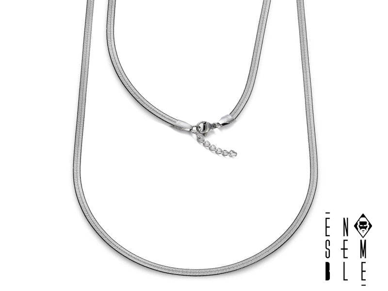 Dimentica le parole. La collana Ensemble in maglia snake flat è un'espressione di te, senza bisogno di spiegazioni. Realizzata in acciaio inossidabile 304 con finitura argentata, questa collana è un'ode alla semplicità e all'eleganza. Il diametro di 4 mm la rende perfetta per essere indossata da sola, o per essere abbinata ad altri gioielli. È il tocco finale che completa il tuo look, senza mai sovrastarlo.