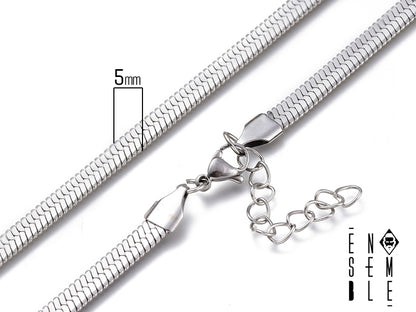Dimentica le parole. La collana Ensemble in maglia snake flat è un'espressione di te, senza bisogno di spiegazioni. Realizzata in acciaio inossidabile 304 con finitura argentata, questa collana è un'ode alla semplicità e all'eleganza. Il diametro di 5 mm la rende perfetta per essere indossata da sola, o per essere abbinata ad altri gioielli. È il tocco finale che completa il tuo look, senza mai sovrastarlo.