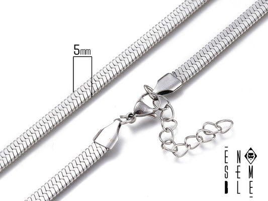 Dimentica le parole. La collana Ensemble in maglia snake flat è un'espressione di te, senza bisogno di spiegazioni. Realizzata in acciaio inossidabile 304 con finitura argentata, questa collana è un'ode alla semplicità e all'eleganza. Il diametro di 5 mm la rende perfetta per essere indossata da sola, o per essere abbinata ad altri gioielli. È il tocco finale che completa il tuo look, senza mai sovrastarlo.