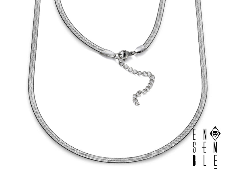 Lasciati avvolgere dalla leggerezza della collana Ensemble. La maglia snake flat in&nbsp;acciaio inossidabile 304 argentato, con il suo diametro di 5 mm, è un gioiello che si adatta a te, seguendo i tuoi movimenti. È come una seconda pelle, un accessorio che ti accompagna in ogni momento della giornata, senza mai essere un peso. Un'esplosione di stile e comfort.