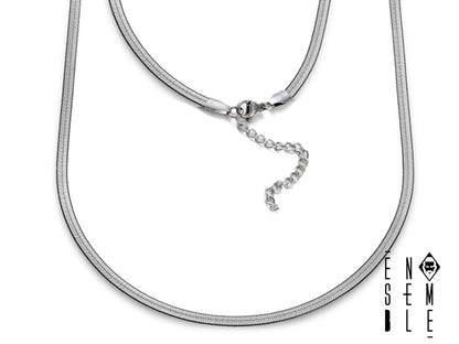 Lasciati avvolgere dalla leggerezza della collana Ensemble. La maglia snake flat in&nbsp;acciaio inossidabile 304 argentato, con il suo diametro di 5 mm, è un gioiello che si adatta a te, seguendo i tuoi movimenti. È come una seconda pelle, un accessorio che ti accompagna in ogni momento della giornata, senza mai essere un peso. Un'esplosione di stile e comfort.