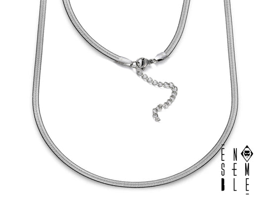 Lasciati avvolgere dalla leggerezza della collana Ensemble. La maglia snake flat in&nbsp;acciaio inossidabile 304 argentato, con il suo diametro di 5 mm, è un gioiello che si adatta a te, seguendo i tuoi movimenti. È come una seconda pelle, un accessorio che ti accompagna in ogni momento della giornata, senza mai essere un peso. Un'esplosione di stile e comfort.