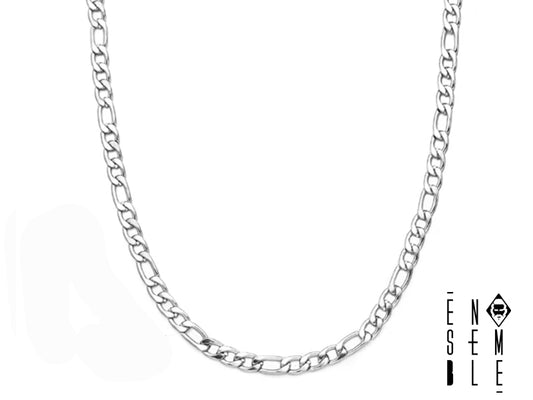 La sua maglia Figaro da 4.5 mm, con la sua struttura dinamica, aggiunge un tocco di brio e personalità al tuo stile. Indossa la tua collana per una giornata all'insegna del divertimento e della spensieratezza. Abbinala a un jeans strappato e una t-shirt colorata per un look grintoso e moderno, oppure a un vestito leggero e romantico per un contrasto elegante e originale.