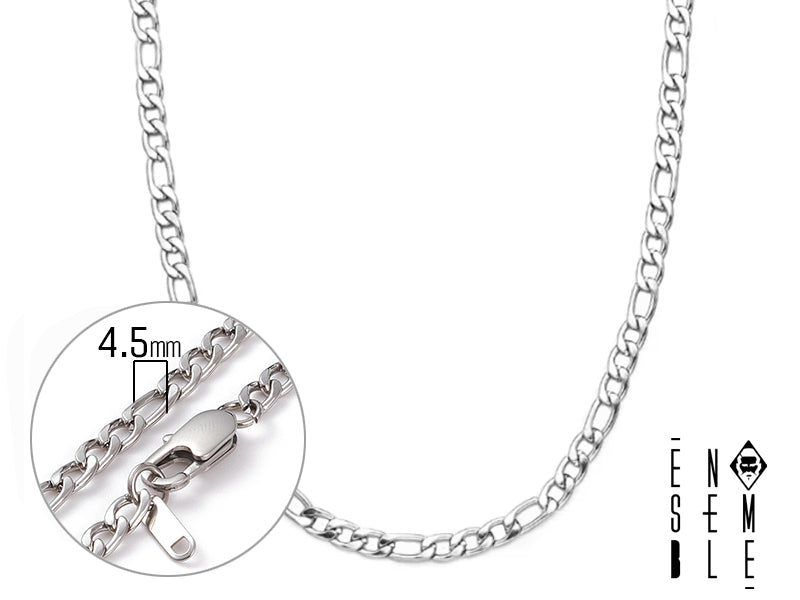 La collana Ensemble si trasforma in un simbolo di passione ardente e magnetica. La sua lucentezza riflette la tua energia e il tuo carisma, accendendo un fascino irresistibile. Perfetta per una serata romantica, un appuntamento speciale o un evento elegante, questa collana aggiungerà un tocco di sensualità e mistero al tuo look. Immagina di indossarla con un abito nero, sottolineando la tua bellezza e sicurezza. La sua maglia Figaro da 5 mm, con la sua struttura realizzata in acciaio inossidabile, donerà un