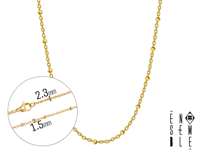 Immagina un cielo notturno costellato di stelle, riprodotto in miniatura sul tuo collo. Questa collana, con la sua maglia di satelliti e pallini, cattura la magia del cosmo, trasformandoti in una stella scintillante. Ogni pallino è un pianeta, ogni satellite una luna che illumina il tuo cammino, donandoti un'aura di mistero e fascino. Un gioiello che racchiude l'infinito nel suo piccolo, elegante design.