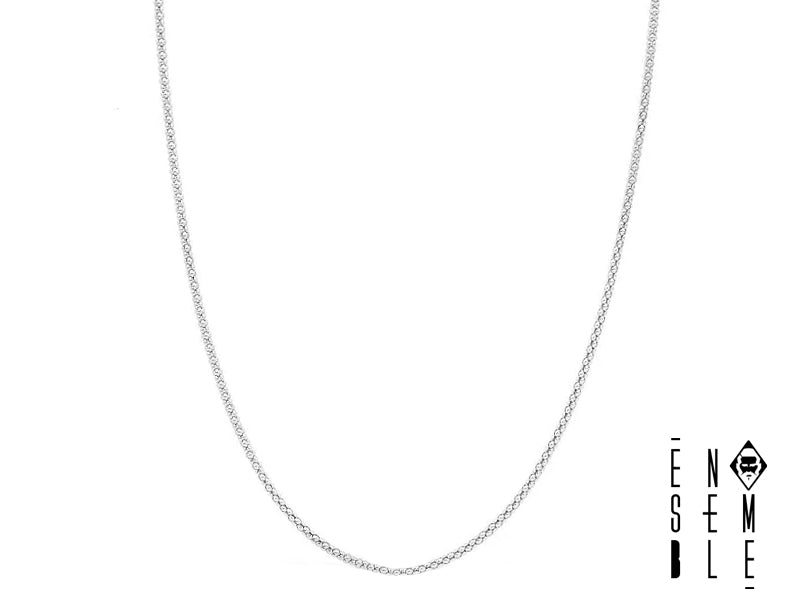 mmagina la collana Ensemble come un'esplosione di allegria! La sua maglia giocosa e leggera si adatta perfettamente a look casual e sbarazzini. Indossa la tua collana Popcorn per una giornata all'insegna del divertimento e della spensieratezza. Pensa a una giornata al parco, un picnic con gli amici, oppure un pomeriggio di shopping sfrenato. Questa collana è l'accessorio perfetto per catturare l'essenza della gioia di vivere.