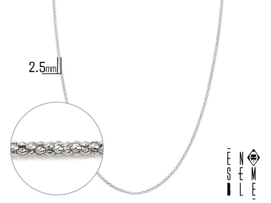 La collana Ensemble si trasforma in un simbolo di passione ardente. La sua lucentezza metallica riflette la tua energia e il tuo carisma. Perfetta per una serata romantica, un appuntamento speciale o un evento elegante, questa collana aggiungerà un tocco di sensualità al tuo look. Immagina di indossarla con un abito nero, sottolineando la tua bellezza e sicurezza.