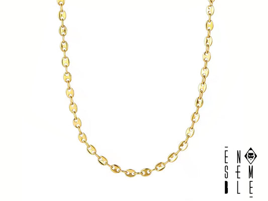 Collana maglia Chicchi di Caffè realizzata in acciaio inossidabile di ottima qualità. Progettata con maglie color dorato, chiusura a moschettone.
