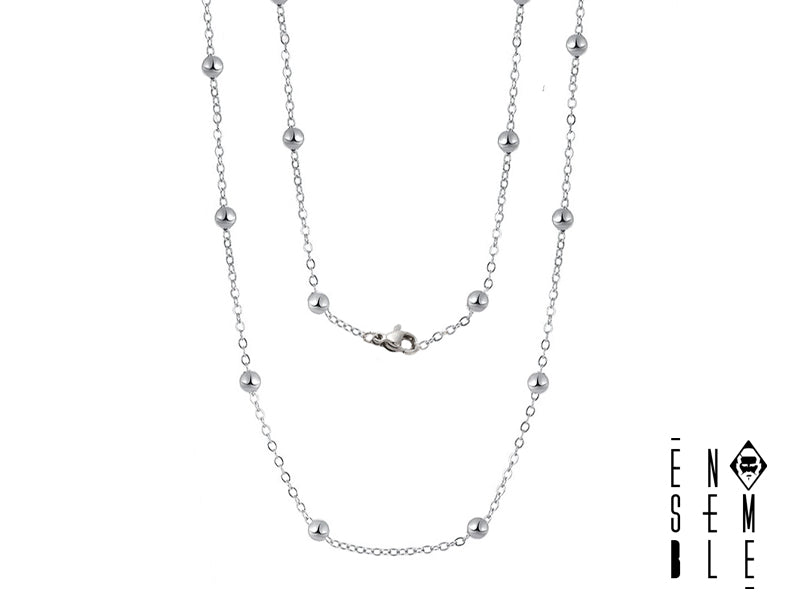 Immagina un cielo notturno costellato di stelle, riprodotto in miniatura sul tuo collo. Questa collana, con la sua maglia di satelliti e pallini, cattura la magia del cosmo, trasformandoti in una stella scintillante. Ogni pallino è un pianeta, ogni satellite una luna che illumina il tuo cammino, donandoti un'aura di mistero e fascino. Un gioiello che racchiude l'infinito nel suo piccolo, elegante design.