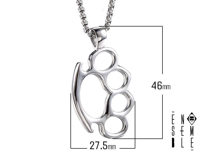 Collana da 60 cm in acciaio inossidabile, con una robusta maglia box e un ciondolo a forma di tirapugni. Un accessorio audace e di tendenza, perfetto per chi ama esprimere la propria personalità con un tocco di ribellione e stile street