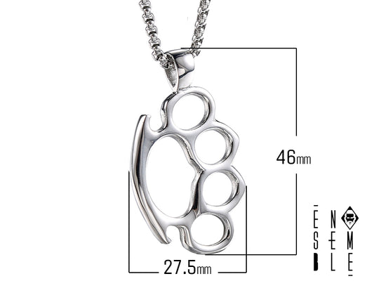 Collana da 60 cm in acciaio inossidabile, con una robusta maglia box e un ciondolo a forma di tirapugni. Un accessorio audace e di tendenza, perfetto per chi ama esprimere la propria personalità con un tocco di ribellione e stile street