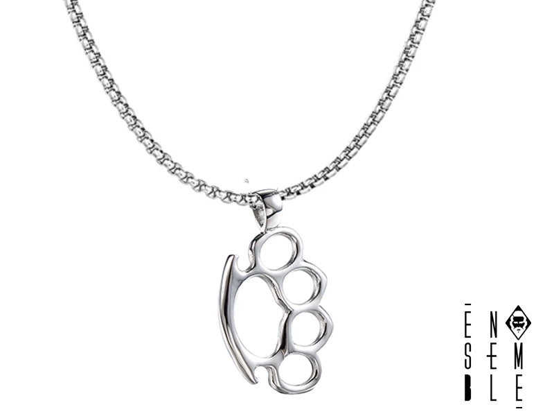 mmagina di essere un guerriero urbano, un ribelle con un'anima d'oro. Questa collana, con la sua maglia box e il ciondolo a forma di tirapugni, è la tua arma segreta, il tuo simbolo di forza e di coraggio