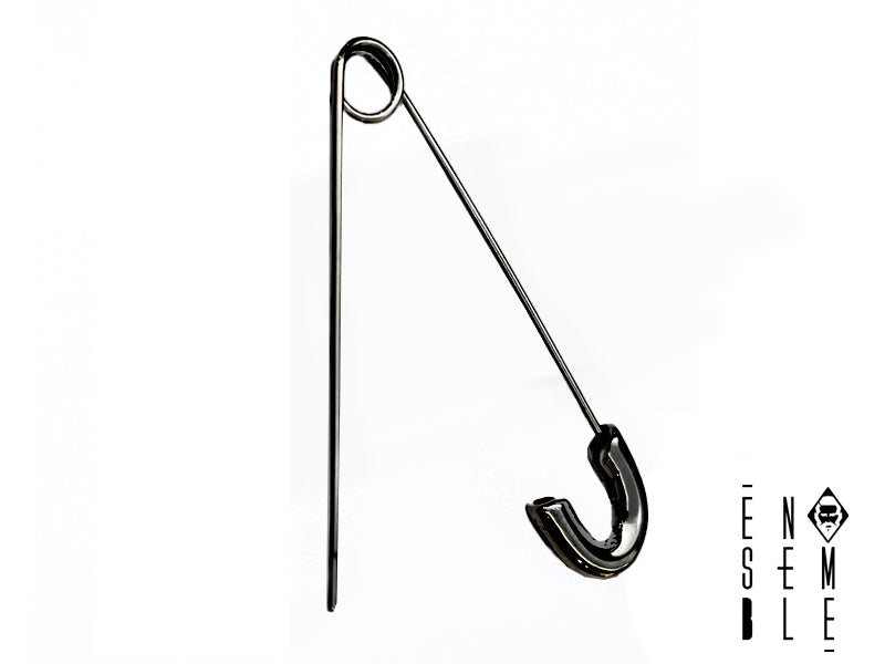 Orecchino in acciaio nero collezione Ensemble a forma di spilla da balia