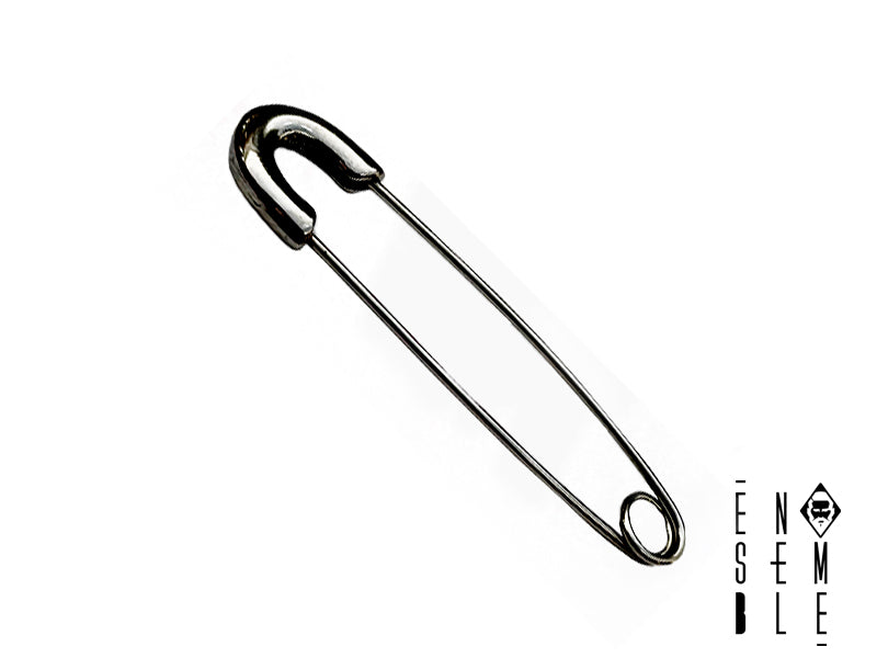 Orecchino in acciaio nero a forma di spilla da balia