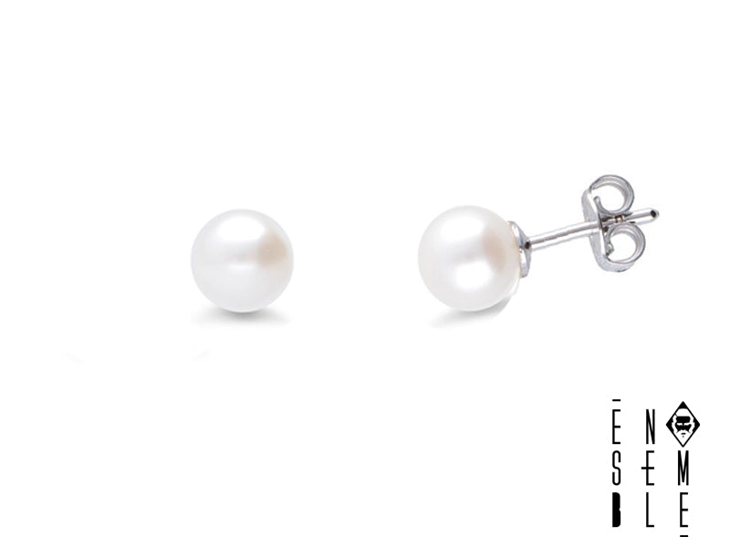 Un piccolo tesoro di eleganza, un orecchino a lobo con perno in acciaio inossidabile che incarna la purezza e la raffinatezza. Una perla da 4 mm, un punto luce delicato per illuminare il tuo volto.