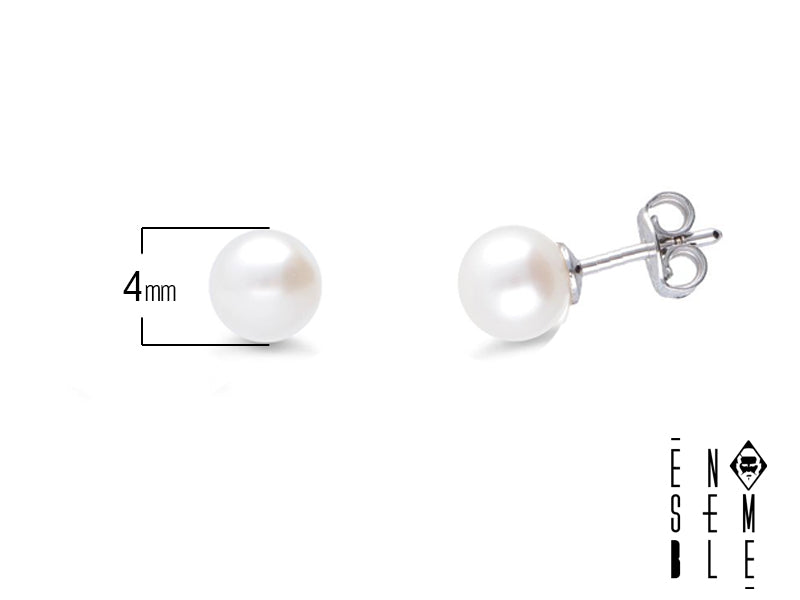  Immagina una goccia di luna che si posa sul tuo lobo, una perla che custodisce la magia del mare. Questo orecchino è un piccolo segreto di bellezza, un invito a sognare e a lasciarsi incantare dalla semplicità.