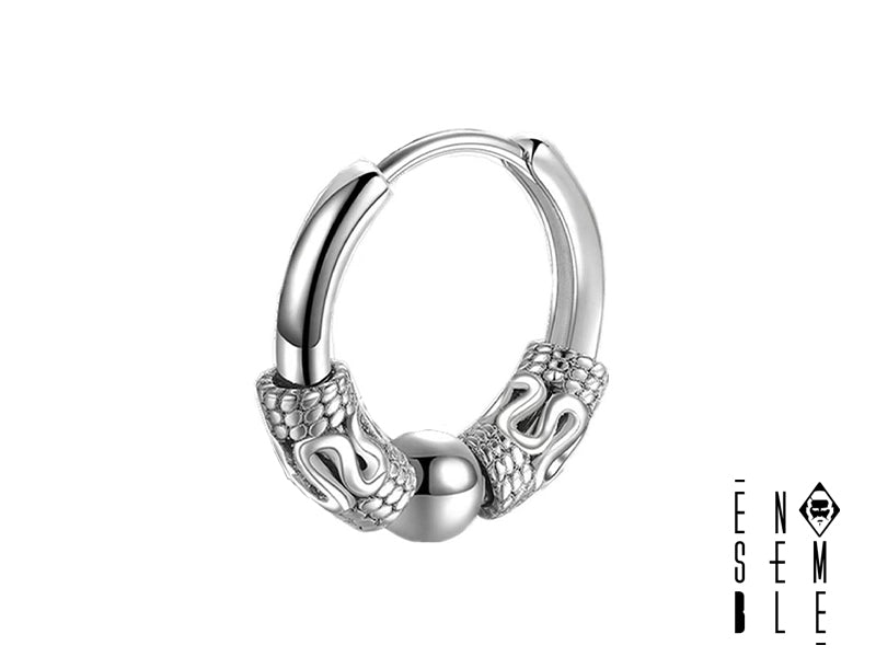 reparati a volare in alto con questo orecchino a cerchio! I draghi sono pronti a portarti fortuna e stile, un mix di eleganza e magia che non passerà inosservato. Un gioiello che ti farà sentire un vero guerriero!