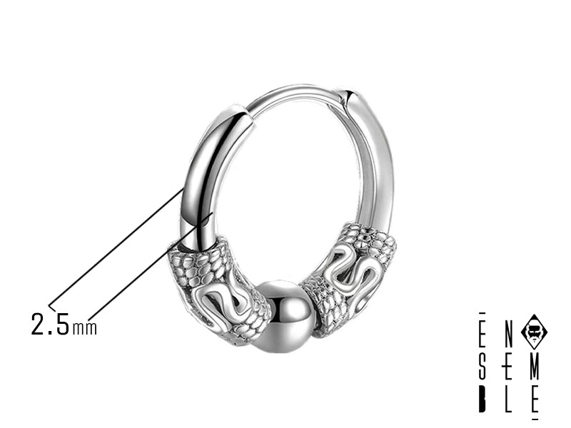 Orecchino a cerchio in acciaio inossidabile chirurgico, leggero e confortevole. Presenta una perlina in acciaio lucido e due piccole perline a forma di drago, aggiungendo un tocco di originalità al design minimalista.