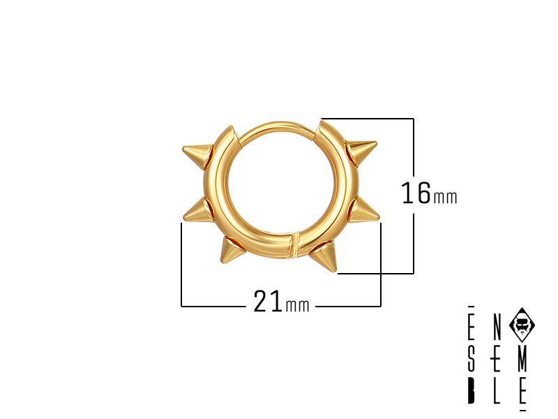 Il mono orecchino è realizzato in acciaio inossidabile di alta qualità. Il design è composto da un cerchio con sei borchie. La finitura in acciaio inossidabile garantisce durabilità e resistenza. Un accessorio perfetto per esprimere stile e personalità.