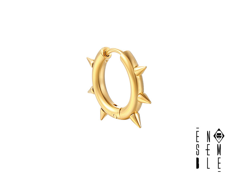 Questo mono orecchino presenta un design audace e moderno: un cerchio in acciaio inossidabile decorato con sei borchie. Un accessorio perfetto per chi desidera un look grintoso e alla moda, ideale per completare qualsiasi outfit con un tocco di carattere.