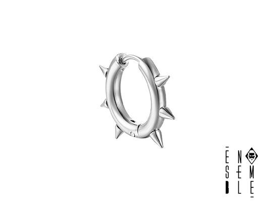 Un tocco di ribellione per il tuo orecchio! Questo mono orecchino a cerchio in acciaio inossidabile, impreziosito da sei borchie, è l'accessorio perfetto per chi ama esprimere la propria personalità con audacia e originalità. Un simbolo di forza e stile, per un look che non passa inosservato.