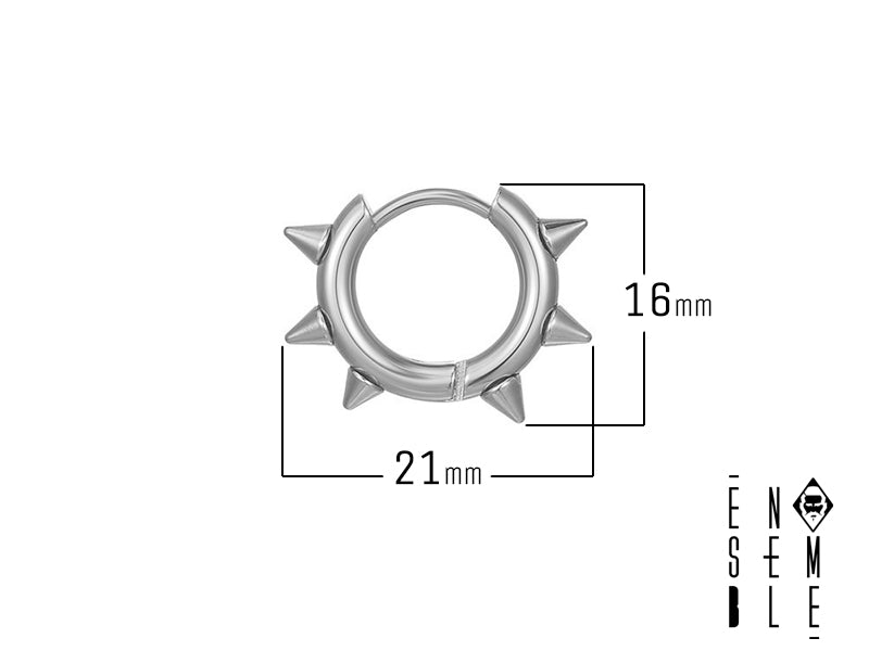 Attenzione: indossare questo orecchino potrebbe causare un'improvvisa voglia di ascoltare musica rock e di ballare tutta la notte! Un cerchio con sei borchie, pronto a far risaltare il tuo lato più audace e a far girare la testa. Perfetto per chi non ha paura di osare e di esprimere la propria personalità con stile!


